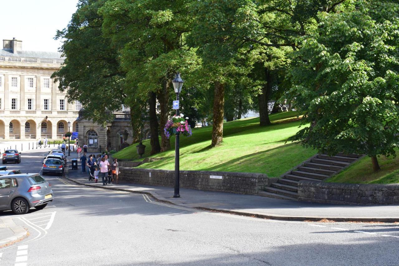 The Buxton Retreat A Luxurious 3-Storey Townhouse With Four Poster Bed And Double Jacuzzi Bath" Esterno foto