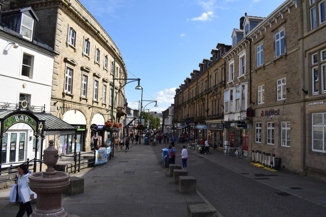 The Buxton Retreat A Luxurious 3-Storey Townhouse With Four Poster Bed And Double Jacuzzi Bath" Esterno foto