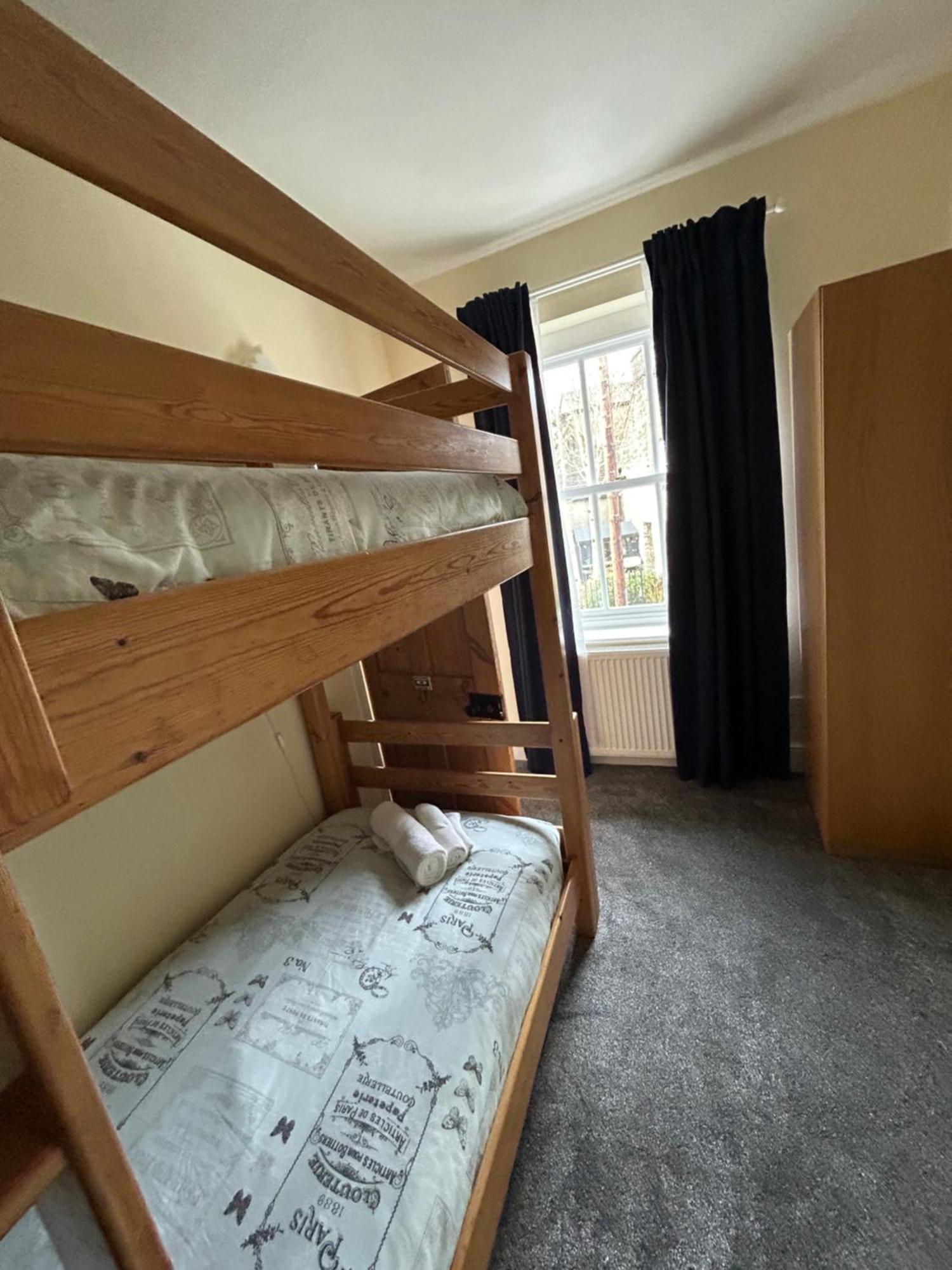 The Buxton Retreat A Luxurious 3-Storey Townhouse With Four Poster Bed And Double Jacuzzi Bath" Esterno foto