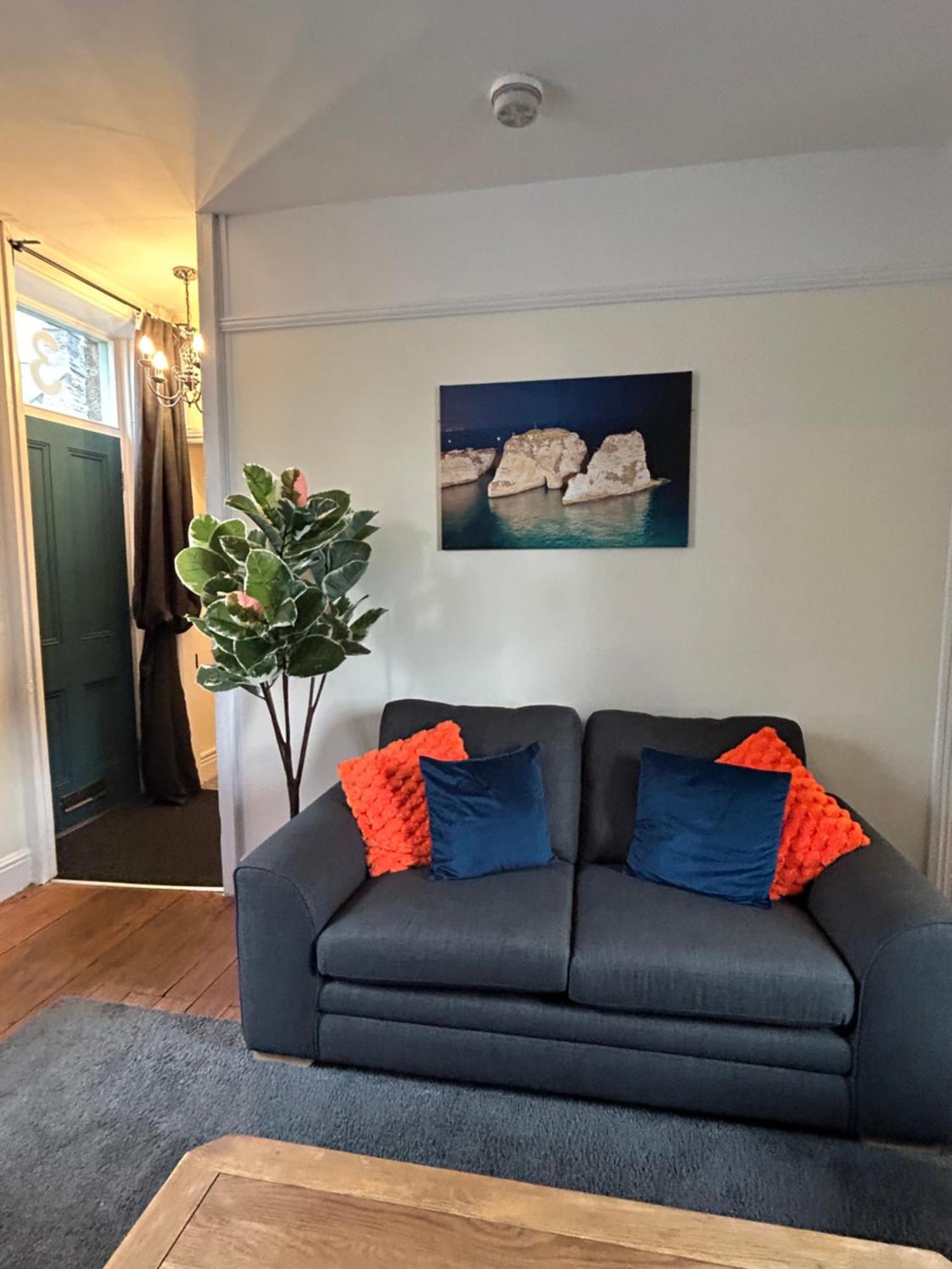 The Buxton Retreat A Luxurious 3-Storey Townhouse With Four Poster Bed And Double Jacuzzi Bath" Esterno foto