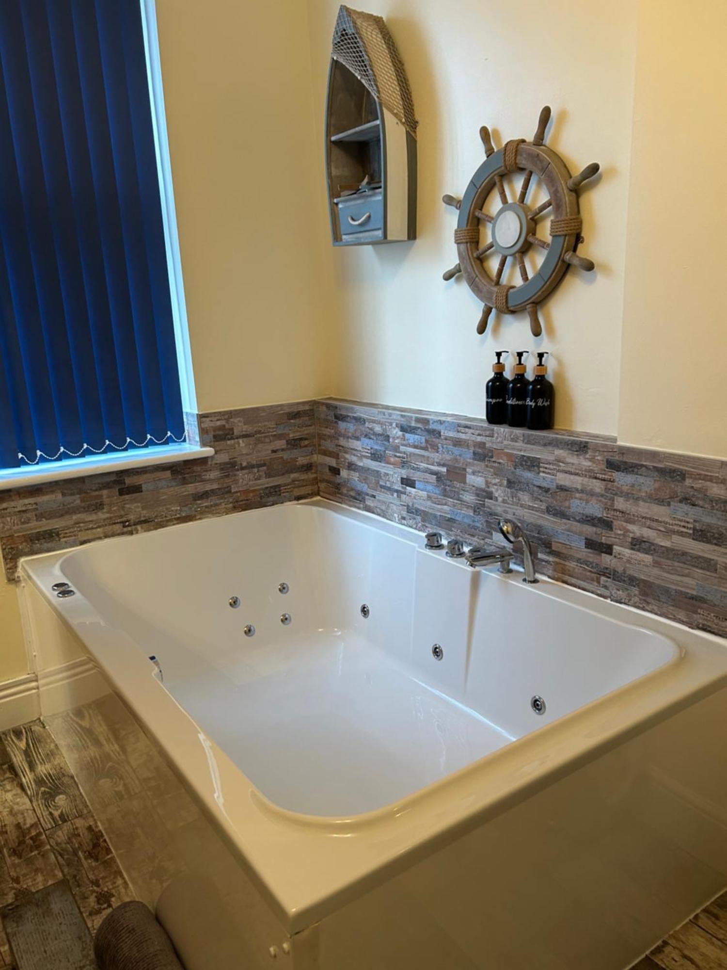 The Buxton Retreat A Luxurious 3-Storey Townhouse With Four Poster Bed And Double Jacuzzi Bath" Esterno foto