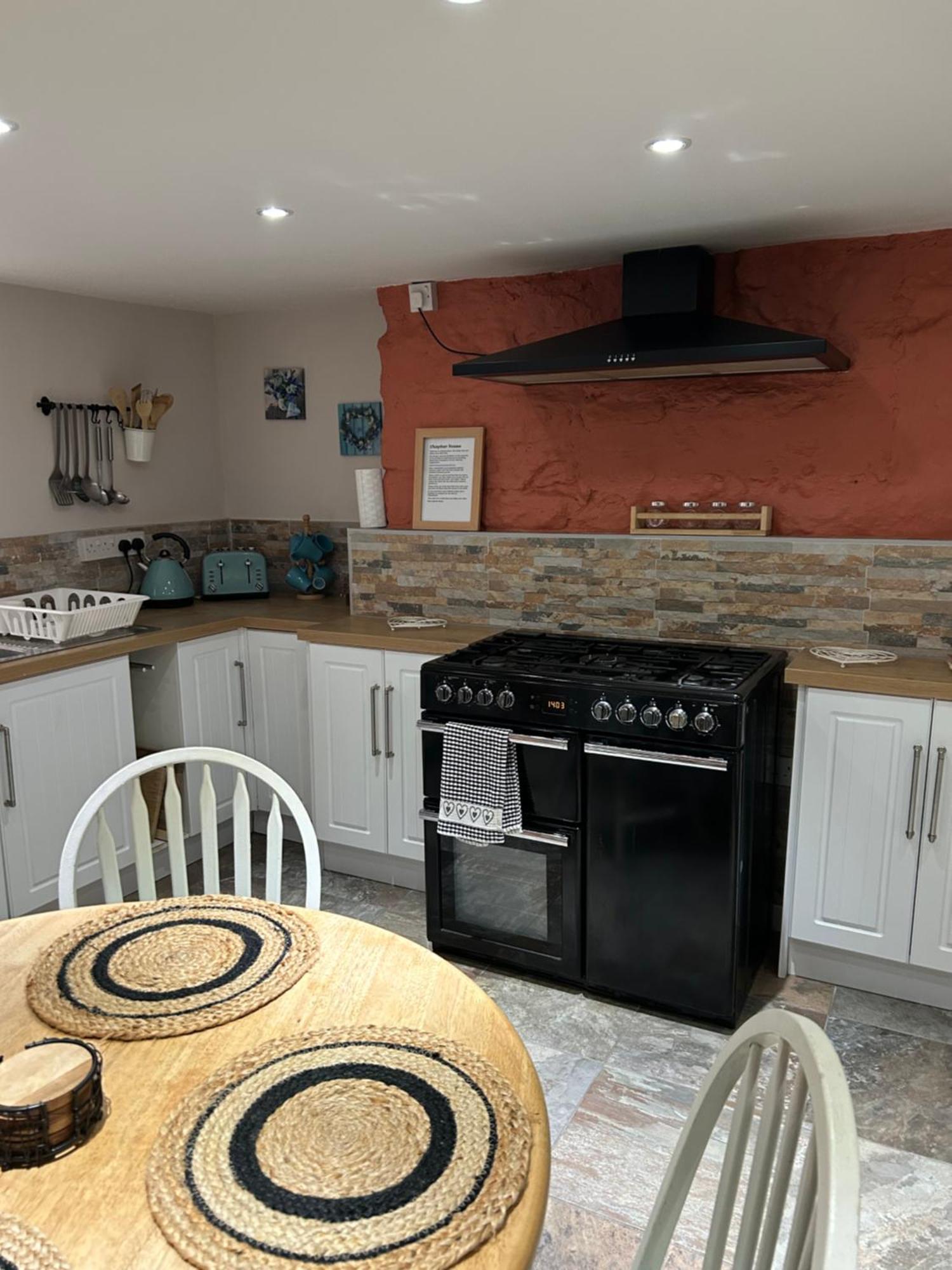 The Buxton Retreat A Luxurious 3-Storey Townhouse With Four Poster Bed And Double Jacuzzi Bath" Esterno foto